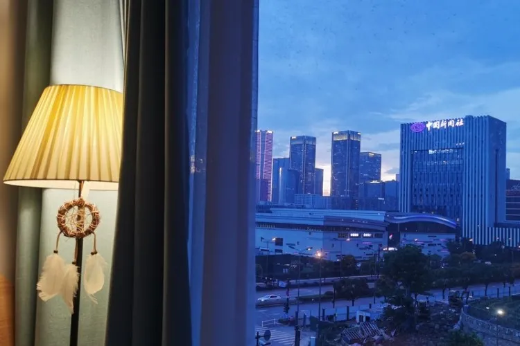 He Jing Ying Yue Tai