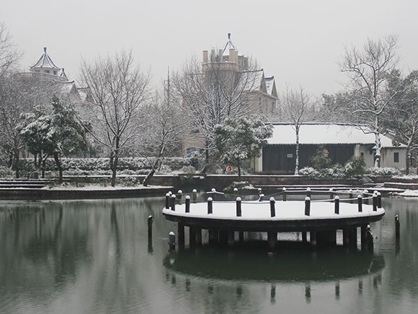 A traditional boat in a Hangzhou water town during autumn