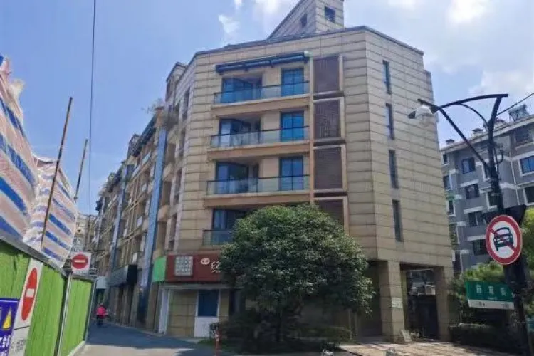 West Lake No.8 Mansion - Photo 1